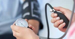 סובל מלחץ דם גבוה זה מה שהרופא ממליץ לעשות